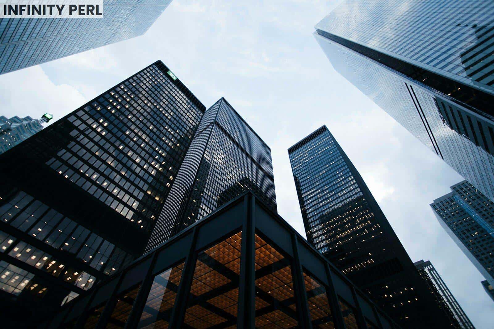 Edificios de oficinas en una ciudad moderna con cielo nublado.
